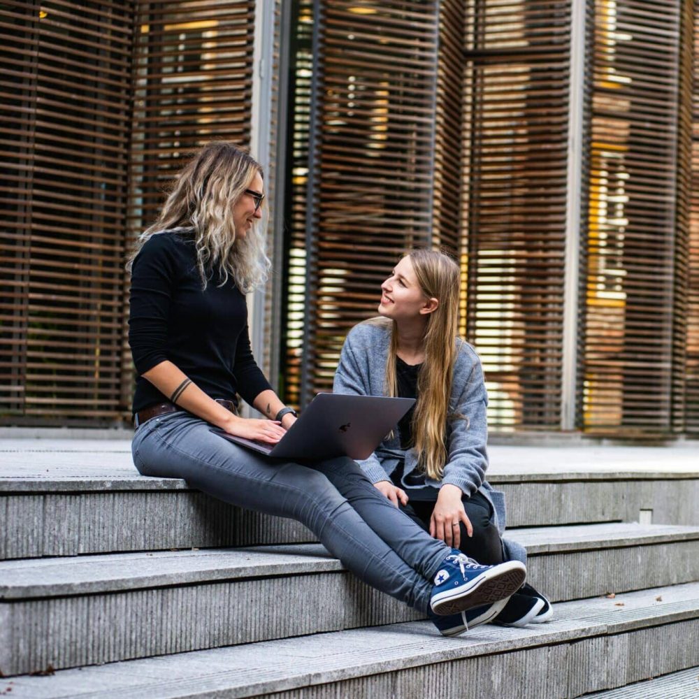 ektorat Studierende Mädchen bei der Korrektur